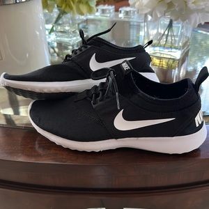 Nike like new tennis shoes size 8